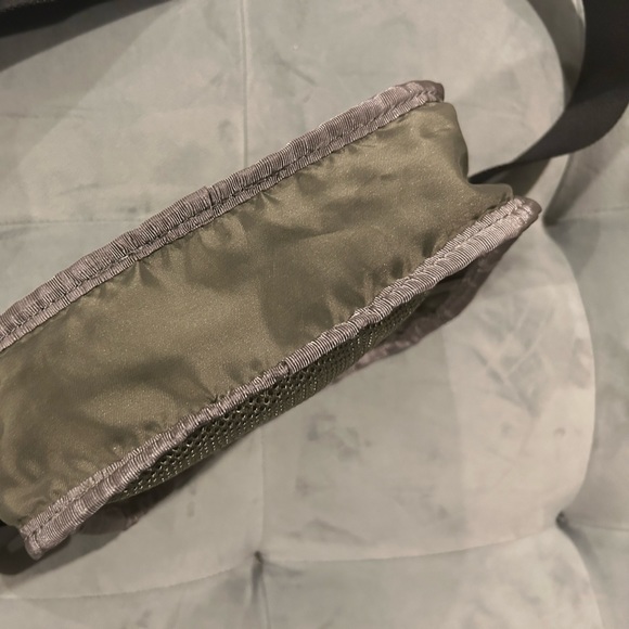 Lululemon Everywhere Belt Bag Carbon Dust OG Original - Picture 9 of 10